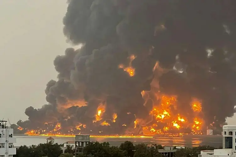 Foto fornecida pelo Centro de Meios de Comunicação dos rebeldes huthis mostra um incêndio de grandes proporções após os ataques na cidade portuária de Hodeida, no oeste do Iêmen, em 20 de julho de 2024 (AFP)