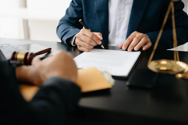 Um dos cuidados essenciais ao realizar uma venda sob condição suspensiva é garantir que as cláusulas do contrato estejam bem definidas, especificando claramente a condição a ser cumprida e os prazos (nuttapong punna/Getty Images)