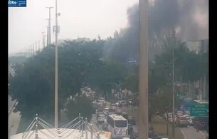 Ônibus pega fogo na Barra da Tijuca, Zona Oeste do RJ, na manhã desta segunda-feira