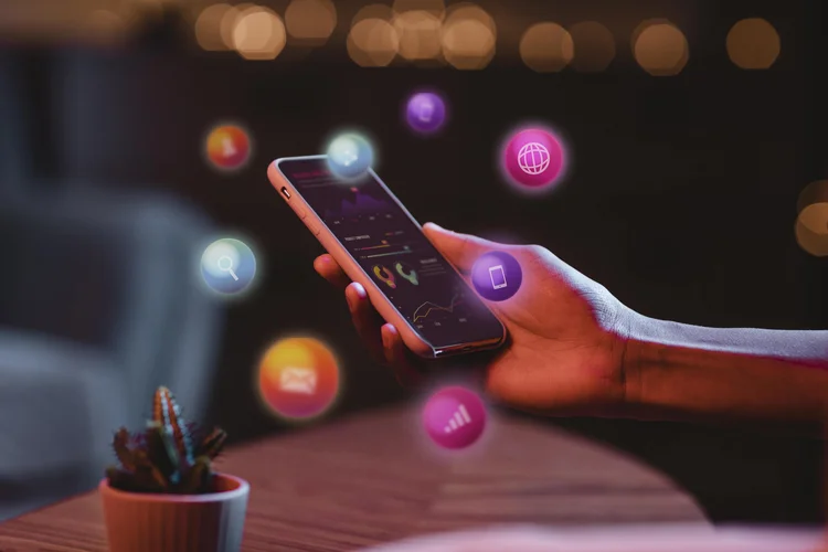 Profissionais que dominam tanto marketing digital quanto IA têm uma vantagem competitiva significativa (Freepik)