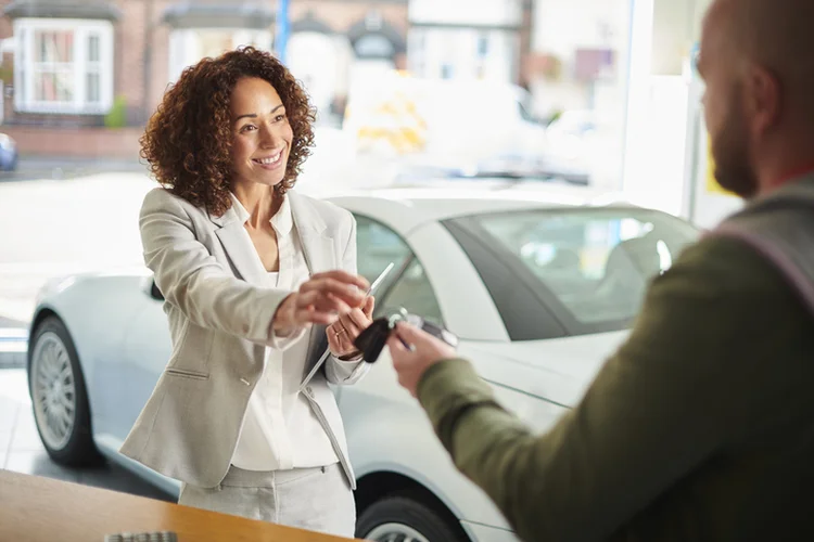 Pesquisa revelou destinos e carros mais buscados nos primeiros meses de 2024 (sturti/Getty Images)