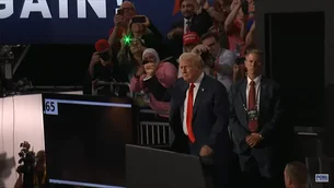 Trump aparece com curativo na orelha em Convenção Republicana