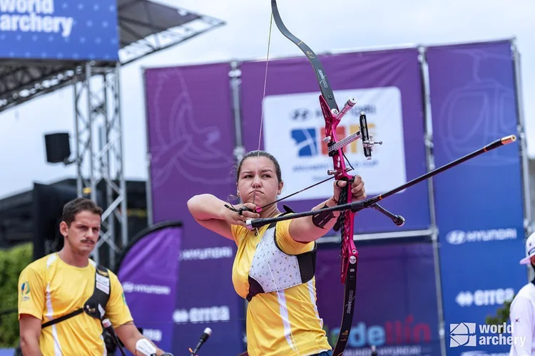 Ana Luiza Caetano, atiradora com arco olímpica: “Falavam que eu não deveria levar esse esporte tão a sério, porque não era coisa de menina. É sempre um prazer mostrar para eles que isso não é verdade” (Redes Sociais /Reprodução)