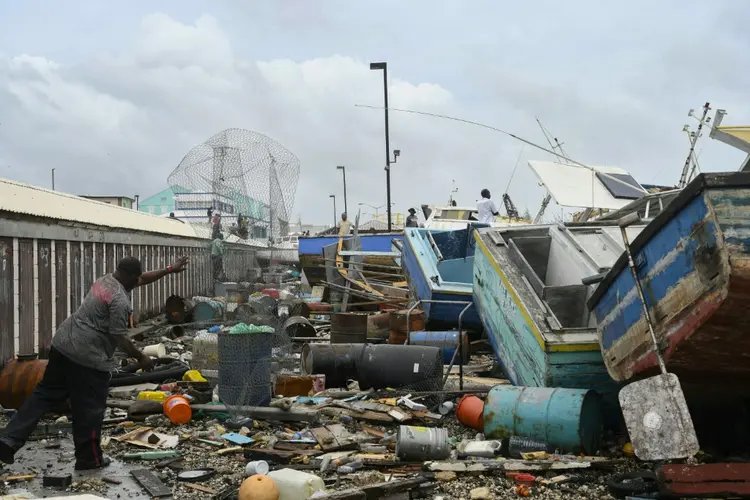 Destruição provocada pela passagem do furacão Beryl em Bridgetown, Barbados (AFP)