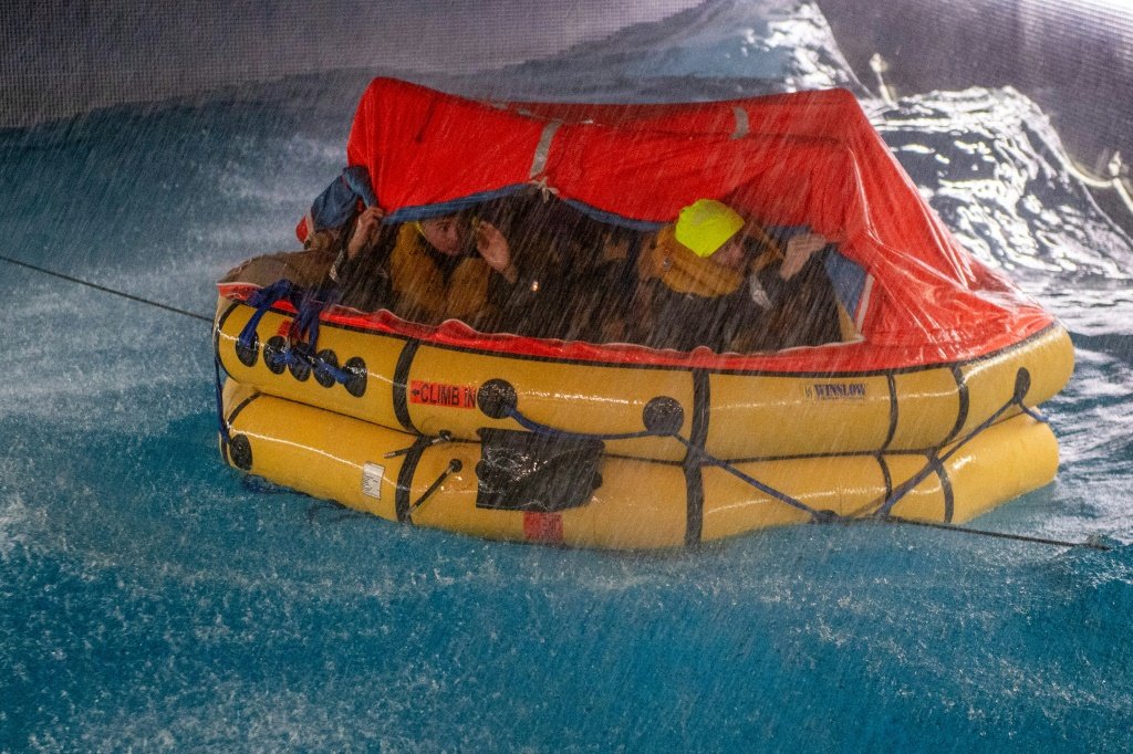 Contra o plástico nos oceanos, remadores treinam sob chuva artificial para enfrentar o Ártico