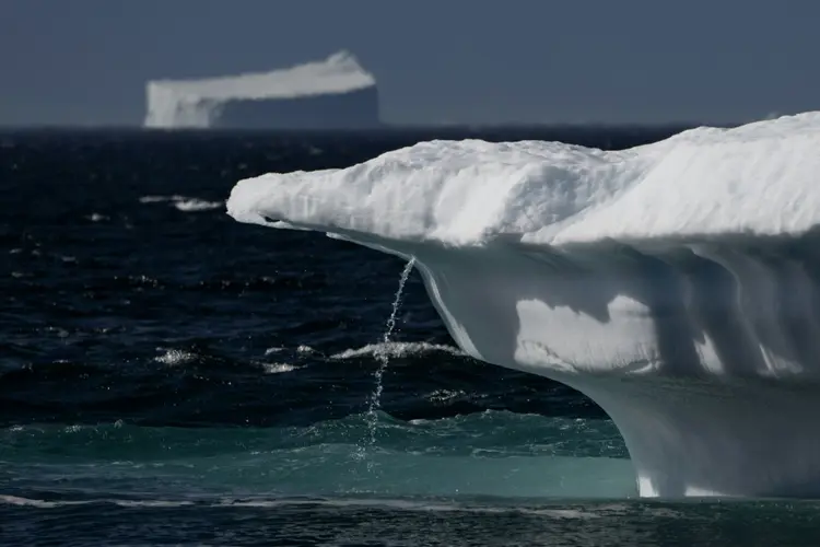 Cautela: os pedaços de gelo que se desprendem representam um risco maior para as embarcações do que as formações mais recentes, que são mais finas (AFP Photo)