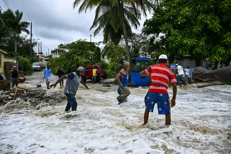 Socorro: países vulneráveis apelam por liberação do fundo climático de perdas e danos (AFP Photo)