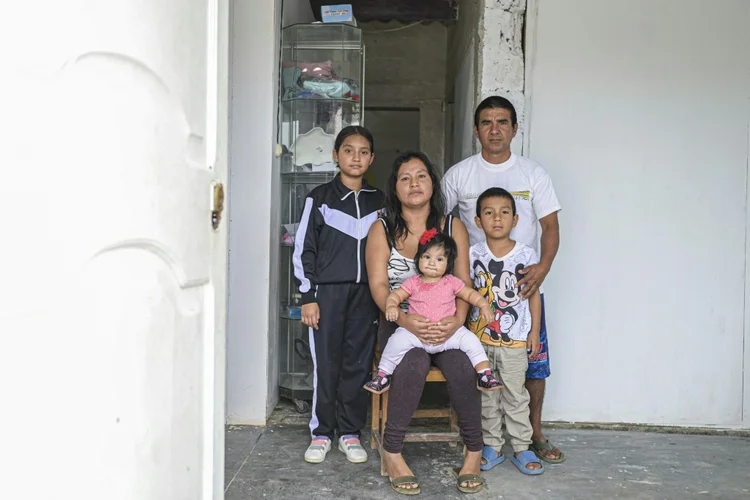 Efeitos: Sayuri e dois dos seus filhos estão contaminados pelo arsênico; filha caçula não pôde ser amamentada (AFP Photo)