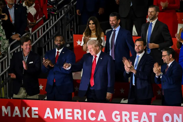 Donald Trump, cercado de colaboradores e familiares, na convenção republicana em Milwaukee, em 15 de julho de 2024 (AFP/AFP Photo)