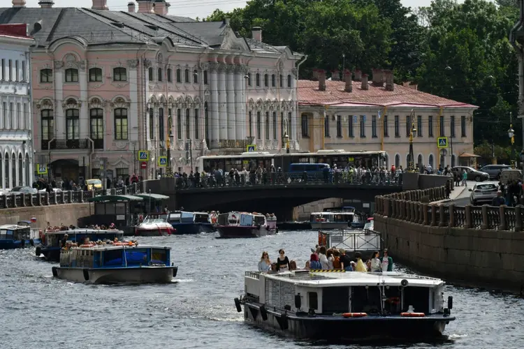 Turistas fazem passeios de barco no rio Moika, em São Petersburgo. (AFP/Divulgação)
