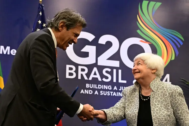 O ministro da Fazenda, Fernando Haddad, e a secretária do Tesouro americana, Janet Yellen, durante reunião do G20 no Rio de Janeiro (AFP)