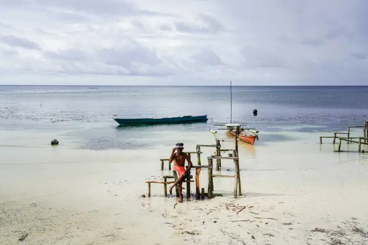 Terra firme: para os pescadores nômades indonésios do povo Bajau, o mar não é mais suficiente para sobrevivência (AFP Photo)