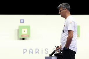 Quem é Yusuf Dikec, o atirador turco que viralizou em Paris 2024 e ganhou a medalha de prata