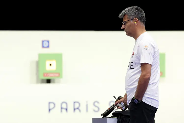 Dikec foi comparado a um "homem comum" que acabou competindo nas Olimpíadas ((Photo by Alain JOCARD / AFP))