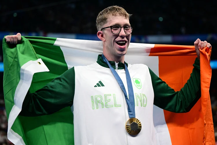 Daniel Wiffen celebra o ouro inédito para a natação masculina da Irlanda ((Photo by François-Xavier MARIT / AFP))