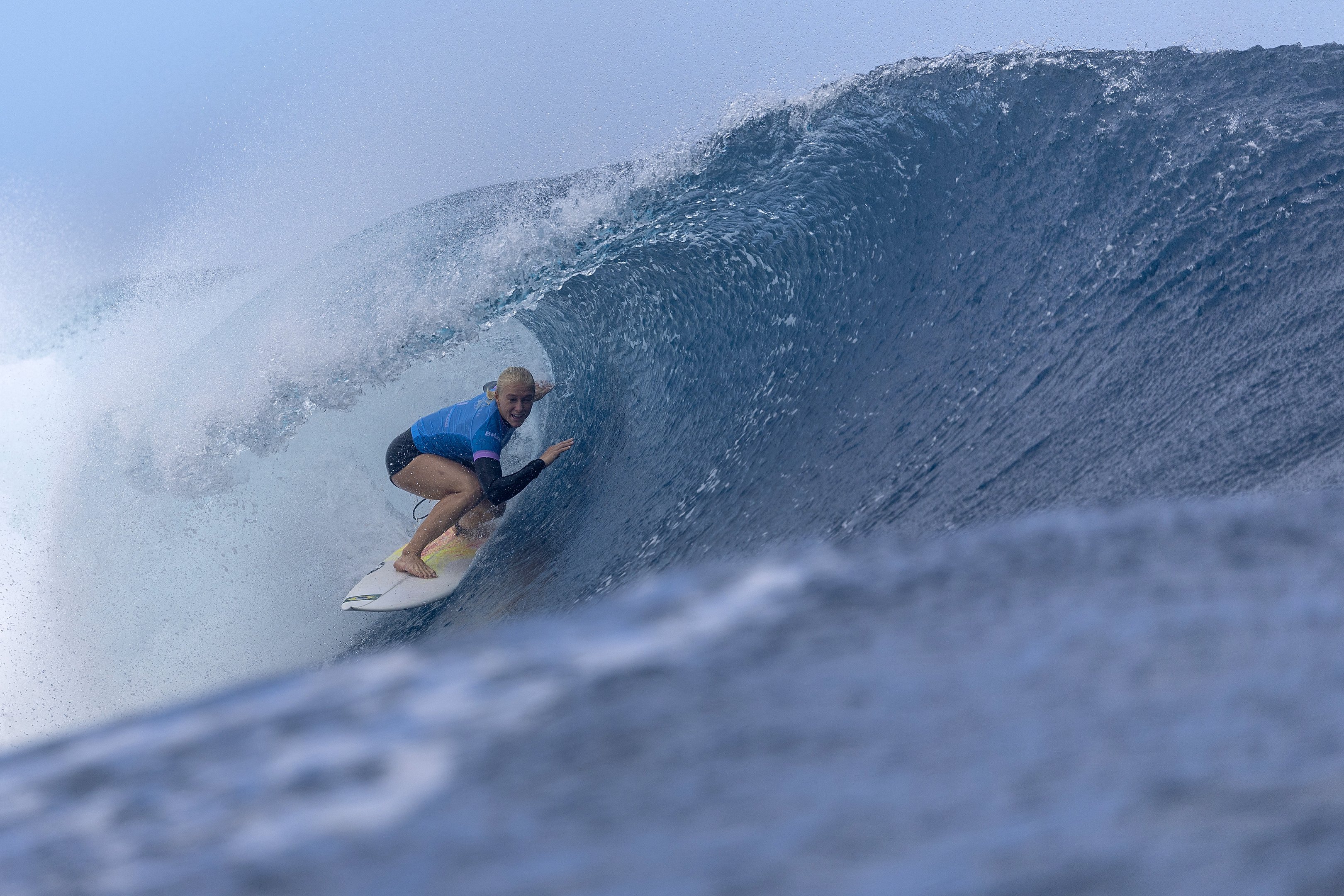 Tati Weston-Webb vence número um do mundo no surfe e vai às quartas; veja como foi