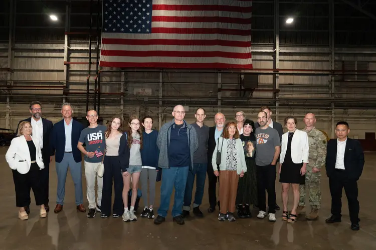 Recém-libertados da Rússia chegam à base de San Antonio, no Texas (Photo by SUZANNE CORDEIRO / AFP))