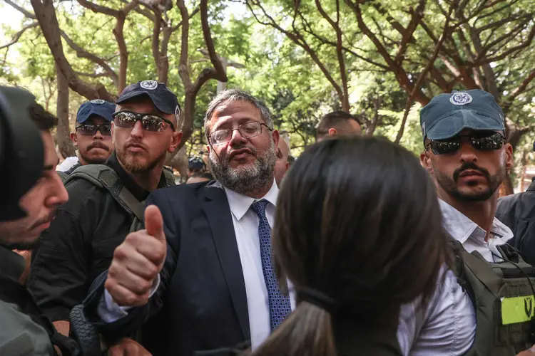 O ministro israelense da Segurança Nacional, Itamar Ben Gvir (C), visita Holon, perto de Tel Aviv, local do ataque com faca que deixou dois mortos (AFP)
