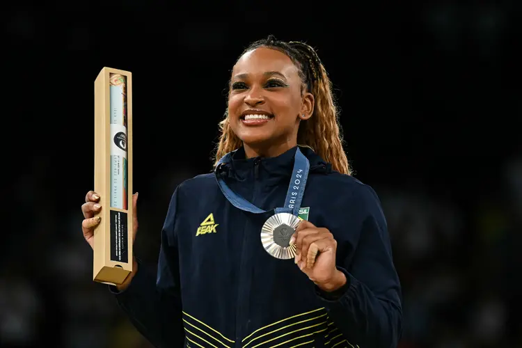 Rebeca, prata no Salto, ainda tem duas finais para disputar nos Jogos Olímpicos de 2024, na trave e o solo (Paul ELLIS/AFP)