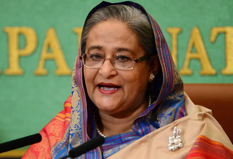 Manifestantes entusiasmados invadiram o palácio da primeira-ministra de Bangladesh, Sheikh Hasina, em 5 de agosto de 2024, depois que ela fugiu, o ponto culminante de mais de um mês de protestos antigovernamentais mortais (YOSHIKAZU TSUNO/AFP)