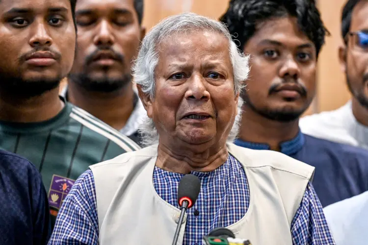 O ganhador do Prêmio Nobel Muhammad Yunus (C) fala durante uma coletiva de imprensa ao chegar ao Aeroporto Internacional Hazrat Shahjalal em Dhaka em 8 de agosto de 2024. O ganhador do Prêmio Nobel da Paz Muhammad Yunus saudou a "segunda independência" de Bangladesh ao retornar em 8 de agosto para liderar seu país de volta à democracia após uma revolta liderada por estudantes que encerrou o governo de 15 anos de Sheikh Hasina (Munir UZ ZAMAN/AFP)