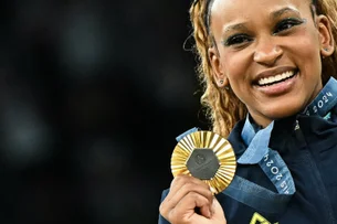 Rebeca leva o ouro na final de solo da ginástica artística e se torna a maior medalhista do Brasil