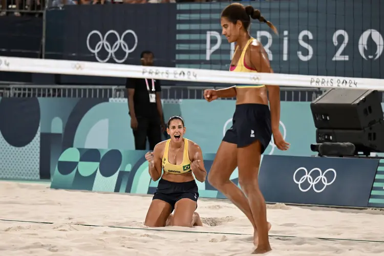 Vôlei de praia: brasileiras crava vitória e garantem quartas de vitória (CARL DE SOUZA/AFP)