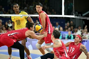 Imagem referente à matéria: Vôlei masculino dá adeus às Olimpíadas de Paris após derrota contra os EUA