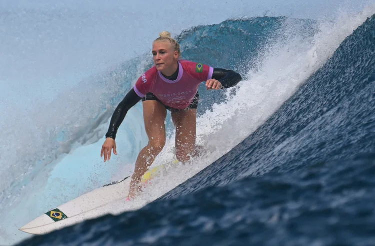 Tati Weston-Webb: brasileira está na final do surfe (Jerome BROUILLET/AFP)