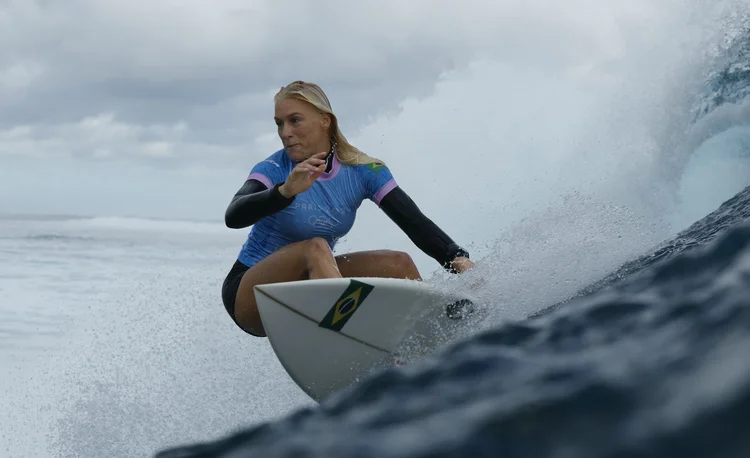 Tatiana Weston-Webb conquista a prata no surfe feminino (Ben Thouard / POOL/AFP Photo)