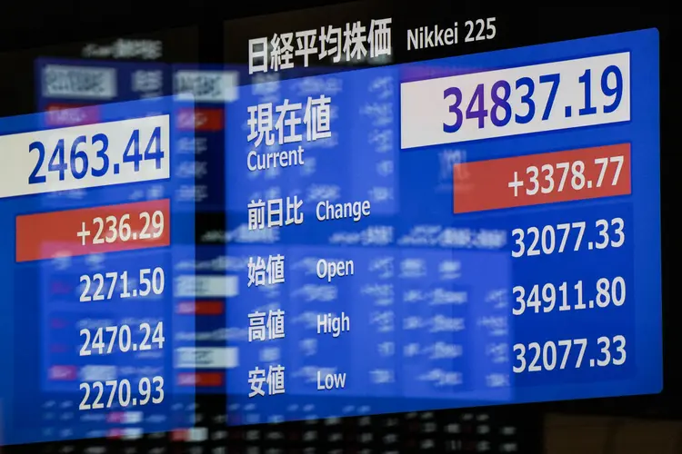 Bolsa no Japão teve alta superior a 10% nesta terça-feira ((Photo by Kazuhiro NOGI / AFP))