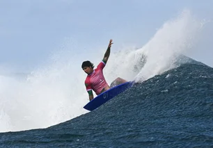 Imagem referente à matéria: Gabriel Medina perde para australiano Jack Robinson em dia sem ondas de Teahupo'o