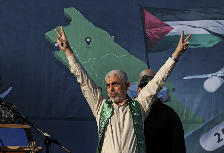 Yahya Sinwar, líder do movimento palestino Hamas na Faixa de Gaza, gesticula no palco durante um comício na Cidade de Gaza em 24 de maio de 2021. O ministro das Relações Exteriores de Israel pediu a "eliminação rápida" de Yahya Sinwar, que foi nomeado pelo Hamas em 6 de agosto de 2024 como o novo líder político do grupo militante, substituindo Ismail Haniyeh, que foi morto em Teerã na semana passada. (MAHMUD HAMS/AFP)