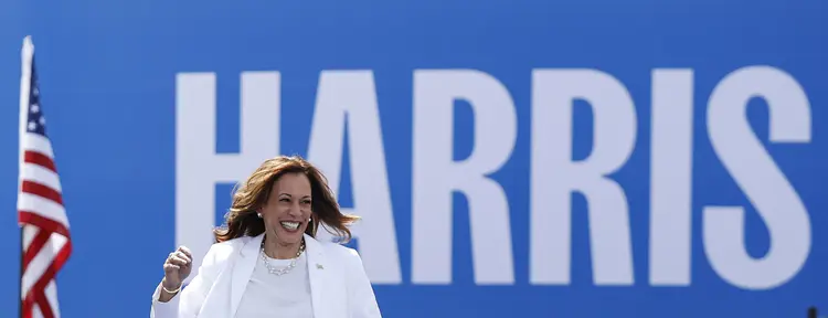 A vice-presidente dos EUA e candidata presidencial democrata de 2024, Kamala Harris, chega para discursar durante um comício de campanha em Eau Claire, Wisconsin, em 7 de agosto de 2024 (AMIL KRZACZYNSKI/AFP)