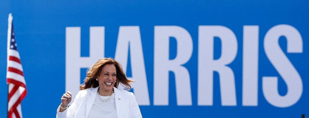 Kamala Harris chega a Chicago para a convenção democrata que a confirmará na eleição contra Trump