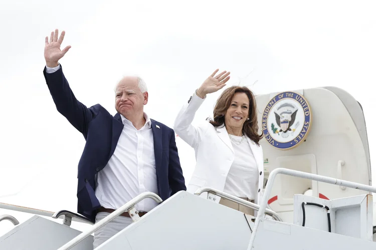 Tim Walz e Kamala Harris, durante viagem de campanha (Kamil Krzaczynski/AFP)