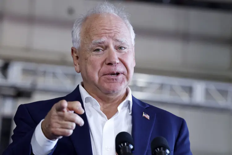 Tim Walz, candidato a vice na chapa democrata, durante comício em Detroit (Jeff Kowalsky/AFP)