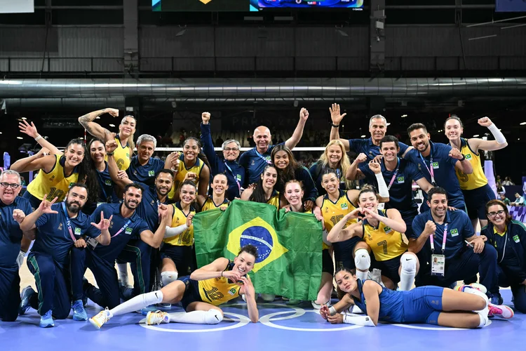 Zé Roberto, técnico do vôlei feminino de quadra: “A medalha de bronze para nós vale muito. Vale um ciclo, uma trajetória, uma caminhada de muitos treinos e campeonatos.” (Natalia KOLESNIKOVA / AFP/AFP Photo)