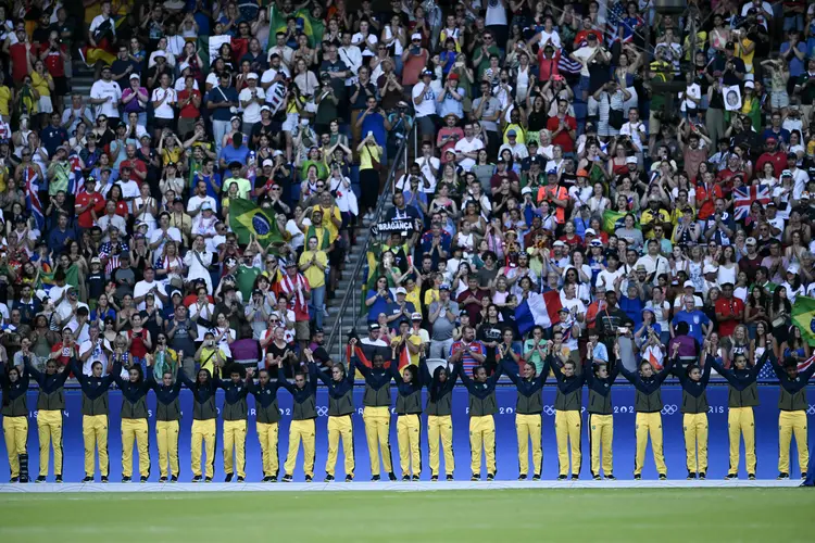 As medalhistas de prata do Brasil comemoram no pódio após a final da medalha de ouro feminina entre Brasil e EUA durante os Jogos Olímpicos de Paris 2024, no Parc des Princes (Jonathan NACKSTRAND / AFP/AFP Photo)