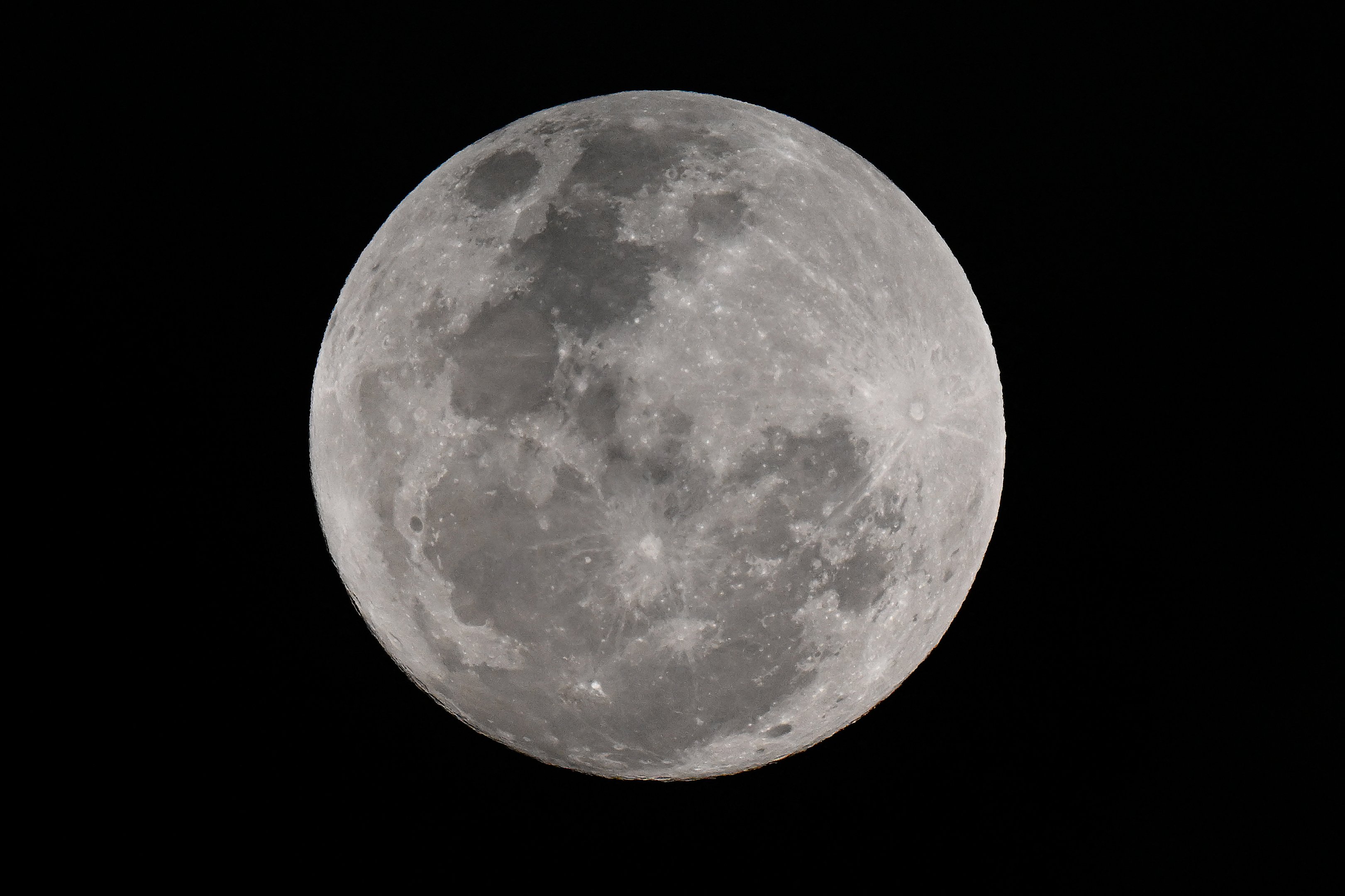 Superlua azul aparece no céu brasileiro nesta segunda-feira, 19; Veja que horas e como observar