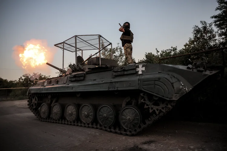 Tropas ucranianas passam pela região de Donetsk, hoje sob controle da Rússia ((Photo by Handout / 24th Mechanized Brigade of of Ukrainian Armed Forces / )