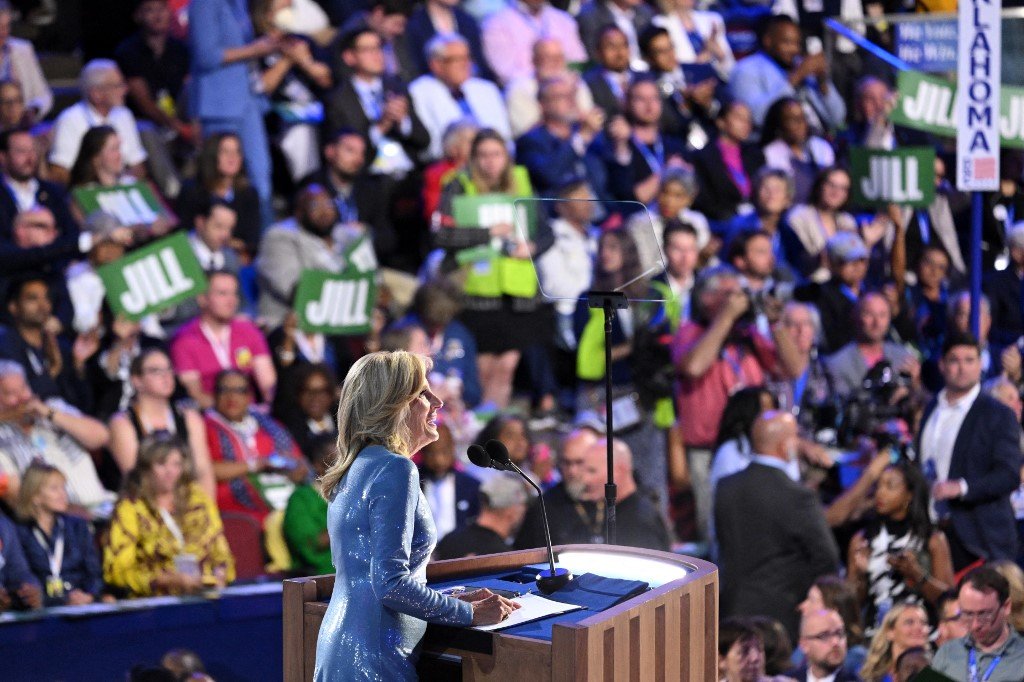 A primeira-dama dos EUA, Jill Biden, discursa no primeiro dia da Convenção Nacional Democrata (DNC) no United Center, em Chicago, Illinois, em 19 de agosto de 2024.