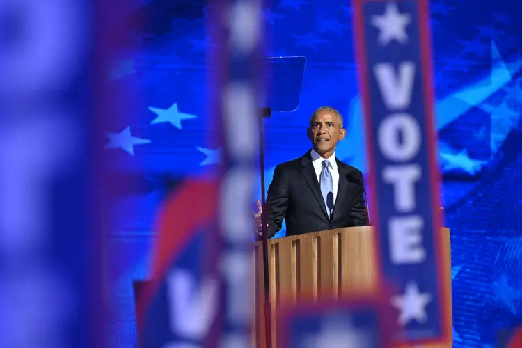 Nesta terça, Obama subiu ao palco da convenção democrata em Chicago e buscou recuperar a energia da campanha vitoriosa de 2008 (Robyn Beck / AFP)