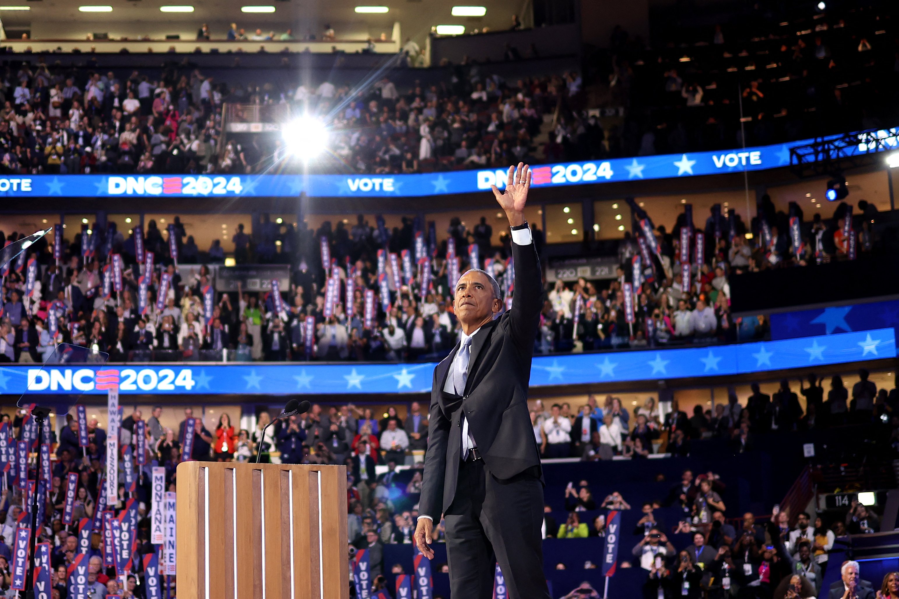 O ex-presidente dos EUA, Barack Obama, sai do palco após falar no segundo dia da Convenção Nacional Democrata (DNC) no United Center em Chicago, Illinois, em 20 de agosto de 2024