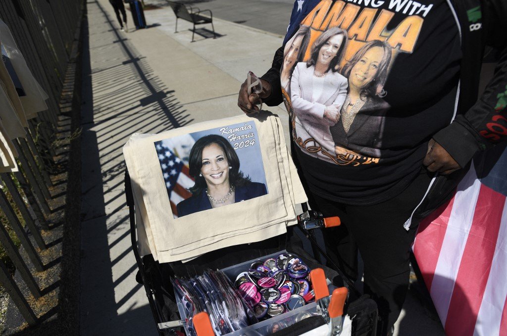 Camisetas e outros produtos de apoio à candidatura da vice-presidente Kamala Harris nas ruas de Chicago durante a Convenção Democrata