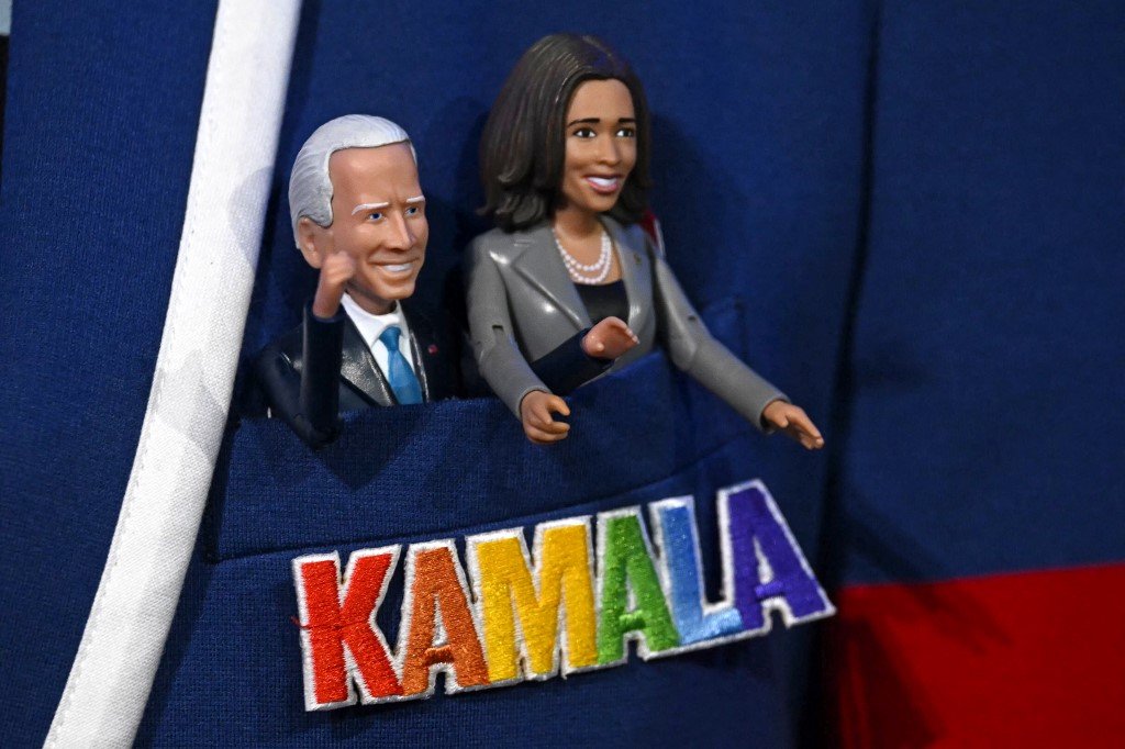 Um button com Kamala Harris e o presidente Joe Biden é visto no bolso de um delegado democrata na Convenção nacional do partido em Chicago.