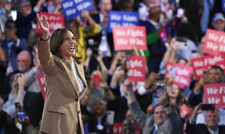 A vice-presidente dos EUA e candidata democrata à presidência em 2024, Kamala Harris, chega ao palco no primeiro dia da Convenção Nacional Democrata (DNC) no United Center, em Chicago, Illinois, em 19 de agosto de 2024. (Saul Loeb/AFP)