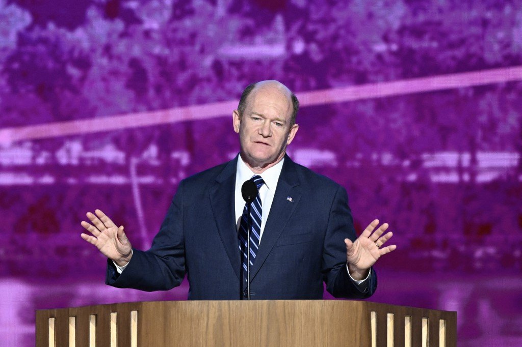 O senador dos EUA Chris Coons, democrata de Delaware, discursa no primeiro dia da Convenção Nacional Democrata (DNC) no United Center, em Chicago, Illinois, em 19 de agosto de 2024.