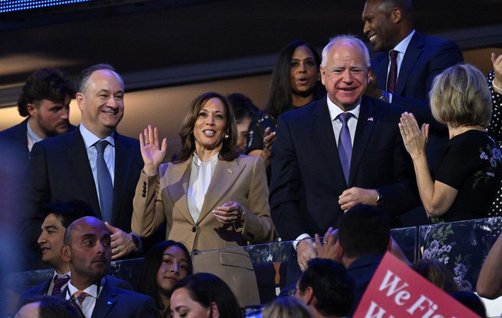 O segundo cavalheiro dos EUA, Douglas Emhoff, a Vice-Presidente dos EUA e candidata democrata à presidência em 2024, Kamala Harris, o governador de Minnesota e candidato democrata à vice-presidência em 2024, Tim Walz, e sua esposa, Gwen Walz, participam do primeiro dia da Convenção Nacional Democrata (DNC) no United Center, em Chicago, Illinois, em 19 de agosto de 2024.