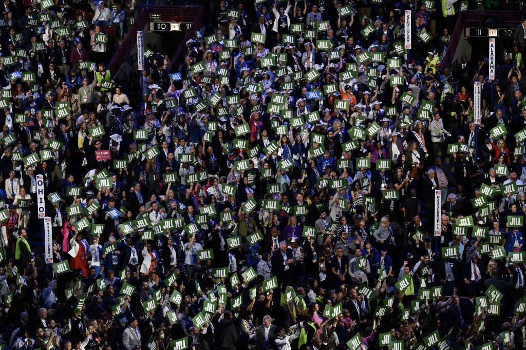 Delegados e participantes seguram placas com o nome "Jill" enquanto a primeira-dama dos EUA, Jill Biden, sobe ao palco para discursar no primeiro dia da Convenção Nacional Democrata (DNC)